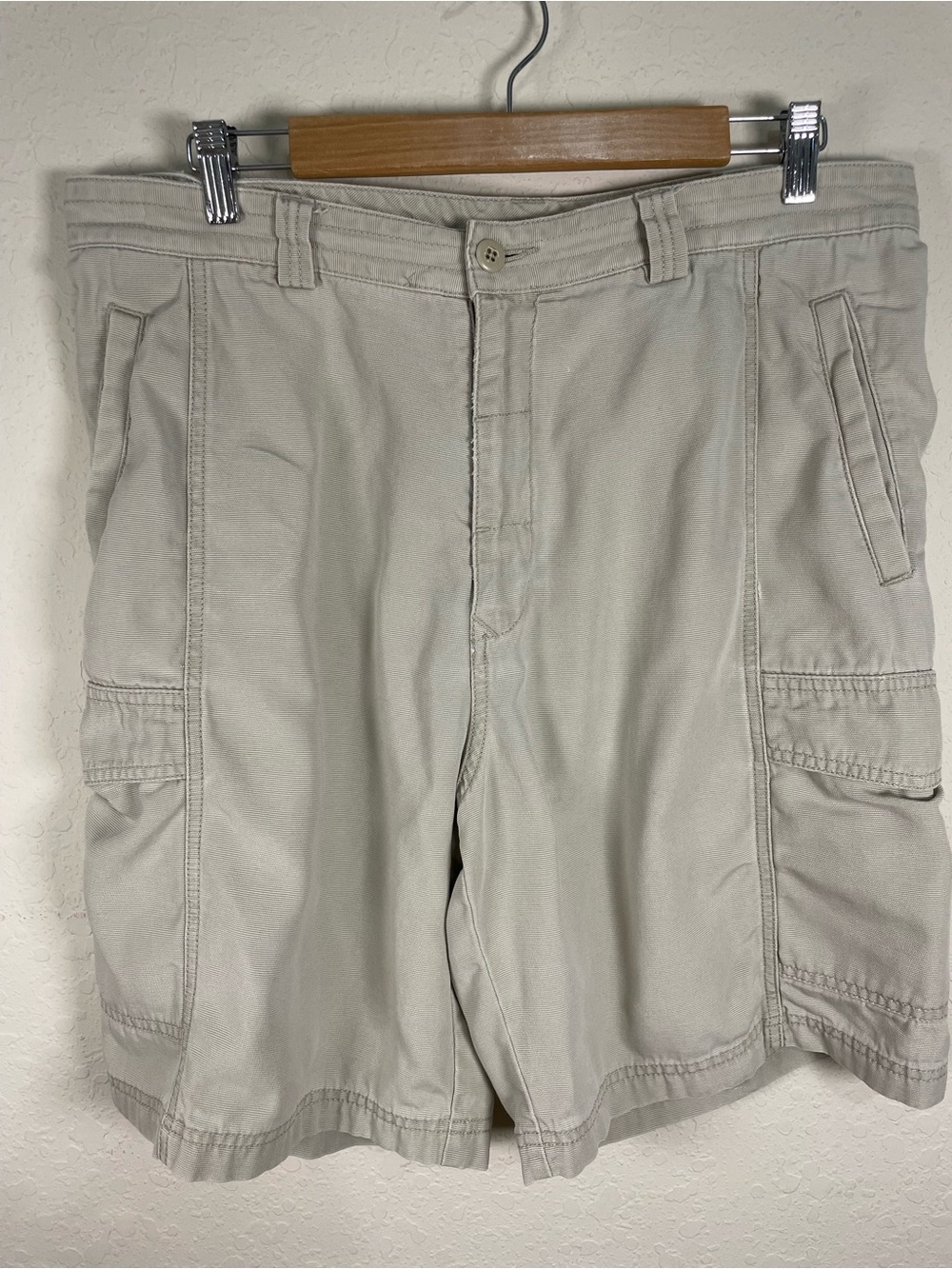 Tommy Bahama Men's Relax Cargo Shorts in Light Beige Khaki Tencel